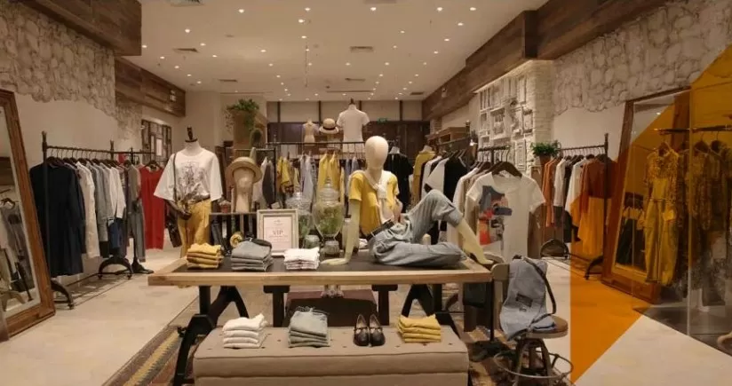 Assortiment de panneaux Pierre pour cette boutique de mode