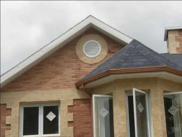 Habillage d'une grande maison en panneaux Caravista et Picada