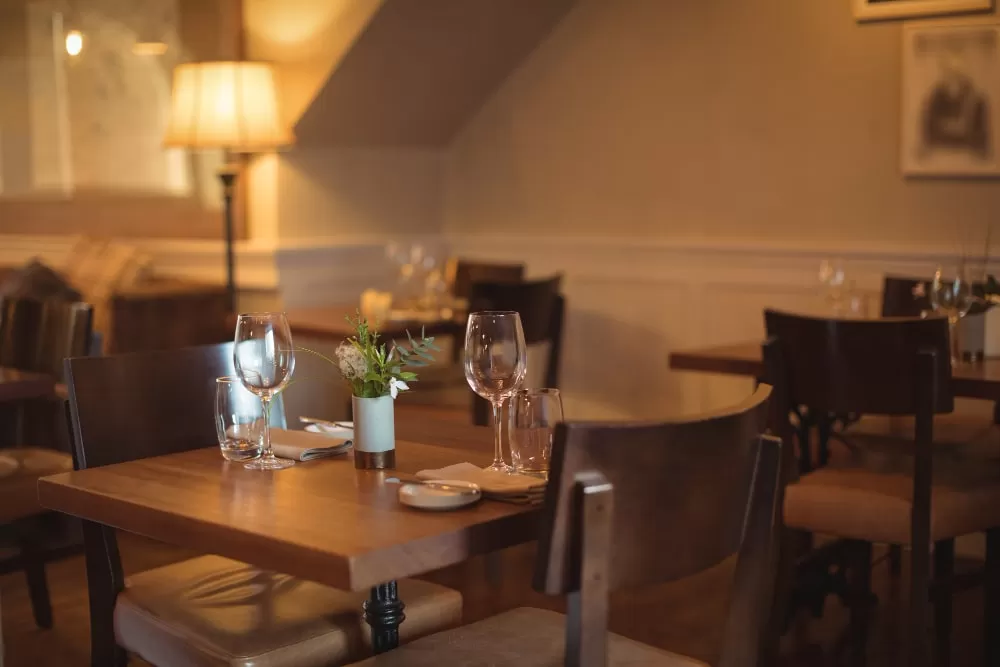 Réorganiser la décoration intérieure d'un restaurant avec un budget limité Réorganiser la décoration intérieure d'un restaurant avec un budget limité