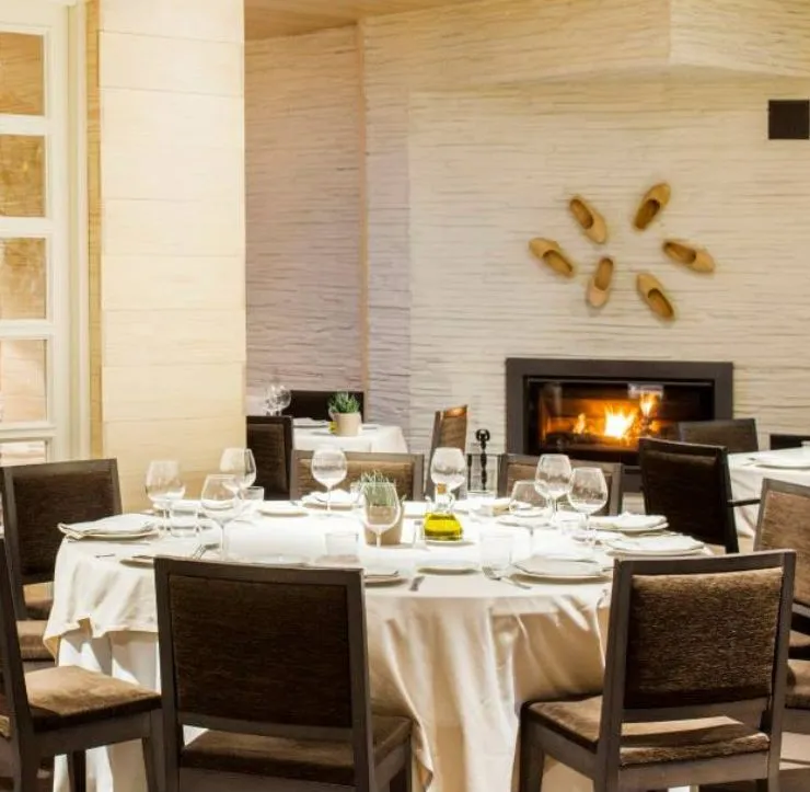 Un restaurant au charme d'antan avec ses murs en panneaux pierre