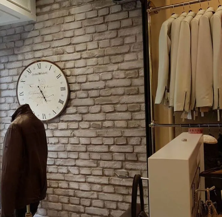 Nos panneaux décoratifs Brique contribuent au charme d'antan de cette boutique de vêtement spécialisée dans le vintage.