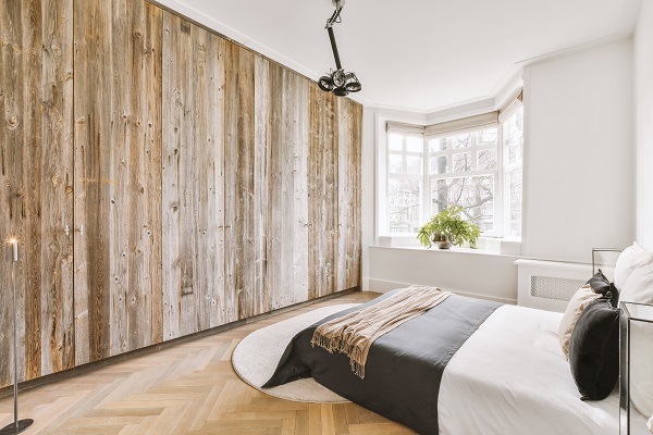 Chambre avec mur en bois